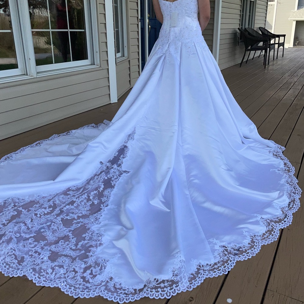 Size 6, Henry Roth designer wedding gown.